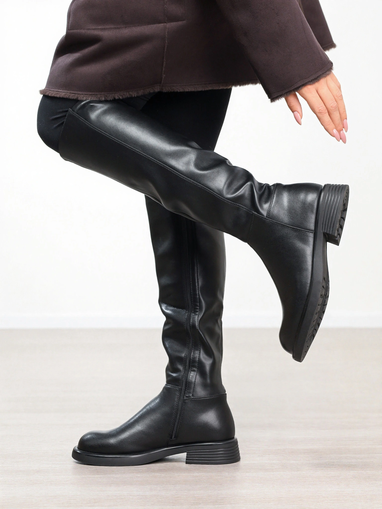 Сапоги черного цвета на среднем широком каблуке